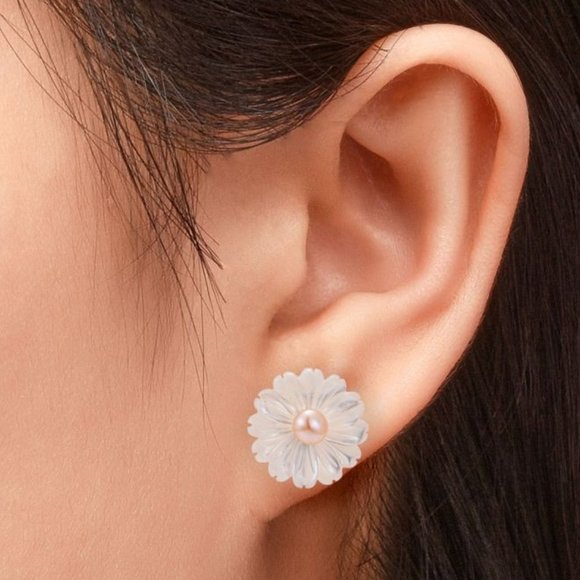 NWOT- Shell and Natural Pearl with 925 sterling silver flower daisy stud earring - Picture 5 of 5
